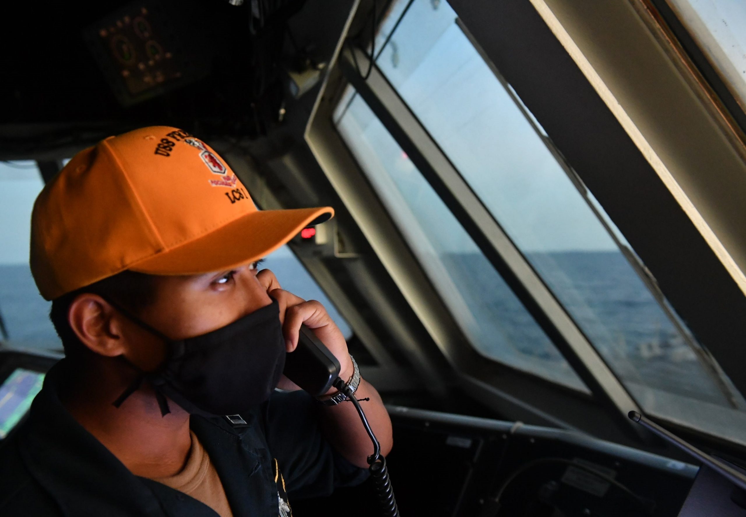 (U.S. Navy photo by Mass Communication Specialist Seaman Richard Cho)